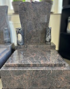 6 URN. Pomník – Barva: ARUBA