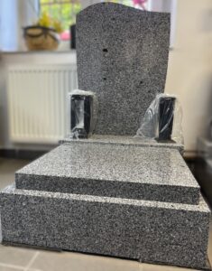 6 URN. Pomník – Barva: VAHLOVICE