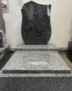 6 URN. Pomník – Barva: LABRADOR + VAHLOVICE